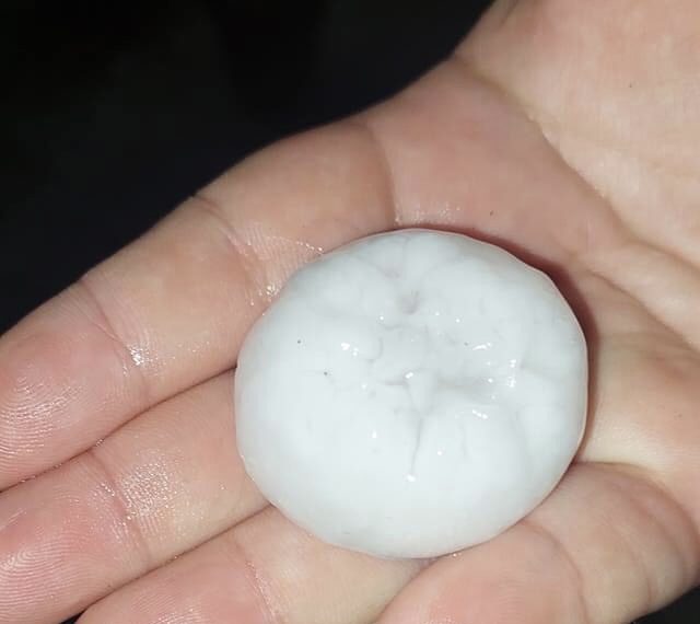 Jučerašnji grad uništio useve u okolini Kraljeva, stradale kuće i automobili