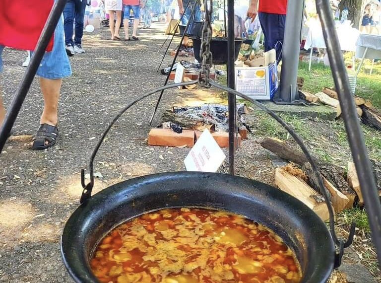 Takmičenje u pripremanju omiljenog srpskog jela – Iskusni kuvaju, mladi degustiraju