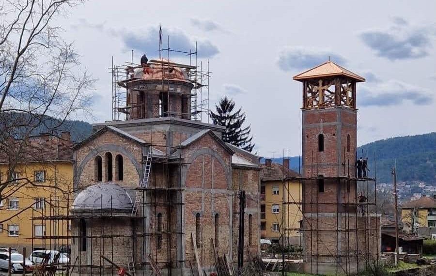 Postavljanje krsta na kupolu crkve u Ušću