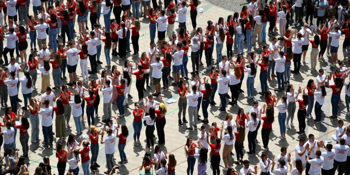 PLES KRALJEVAČKIH MATURANATA SUTRA U PODNE KOD “MILUTINA”