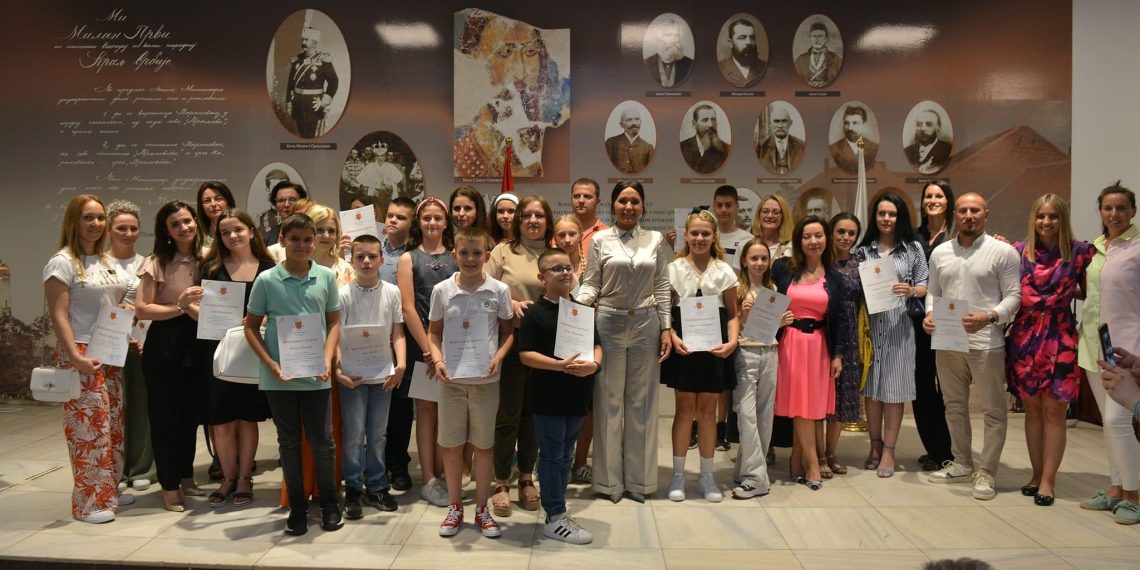 Više od dve stotine kraljevačkih đaka dobilo Vidovdansku nagradu