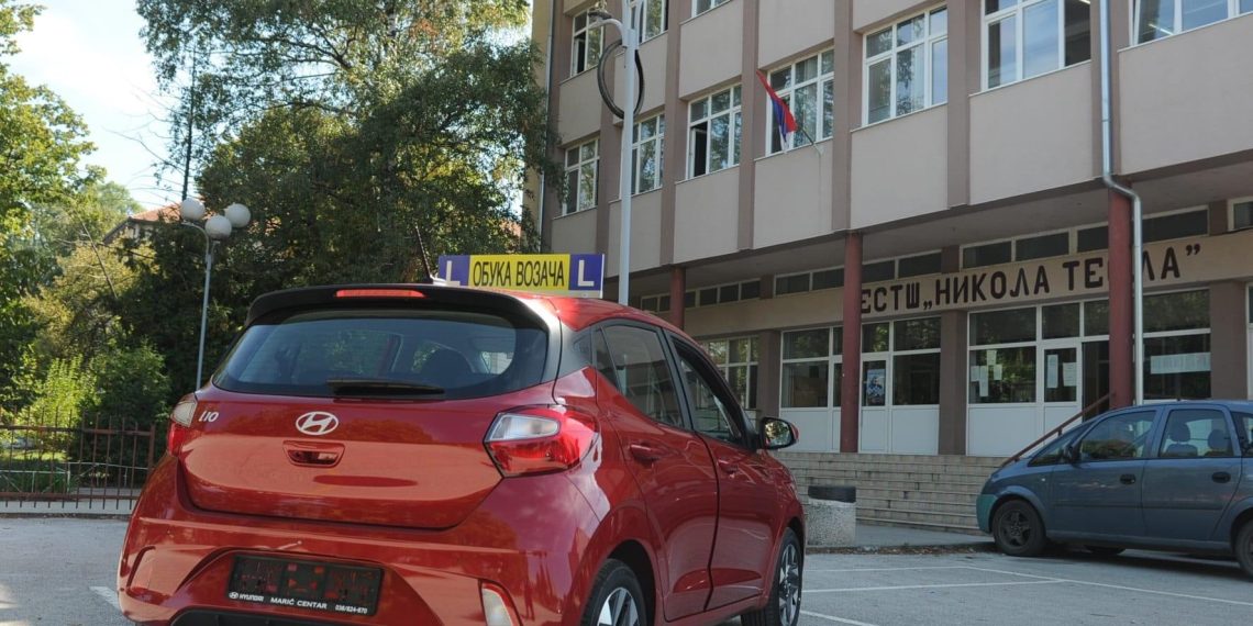 Uz pomoć Grada Elektro-saobraćajna škola dobila novo vozilo za obuku đaka