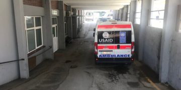 Tragedija u Kraljevu – Ženu na radnom mestu pregazio viljuškar, preminula od zadobijenih povreda