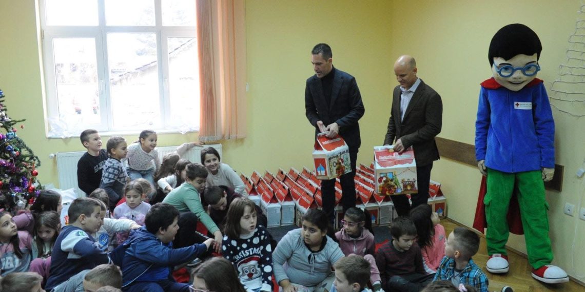 Kompanija “Bechtel Enka” darivala novogodišnje paketiće deci iz socijalno ugroženih porodica u Kraljevu