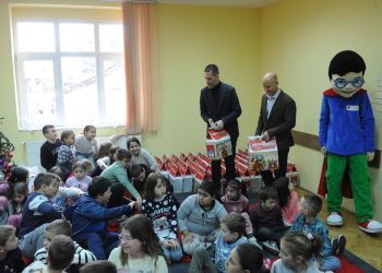 Kompanija “Bechtel Enka” darivala novogodišnje paketiće deci iz socijalno ugroženih porodica u Kraljevu
