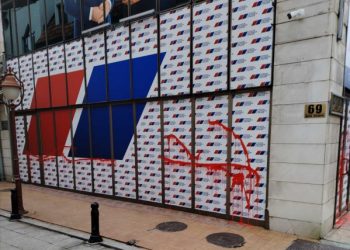 Prostorije SNS-a u Kraljevu osvanule isprskane crvenom farbom