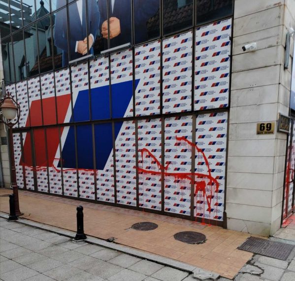 Prostorije SNS-a u Kraljevu osvanule isprskane crvenom farbom