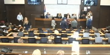Haos u kraljevačkoj Skupštini – Opozicionari blokiraju rad lokalnog parlamenta