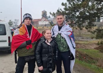 Andrija i Strahinja stigli na Ostrog – Humanitarno hodočašće za lečenje Mie