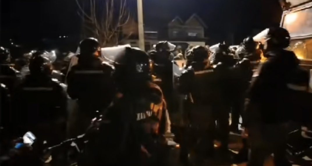 Haos u selu Miločaj – Policija obezbeđivala skup, incidenti ispred Mesne zajednice