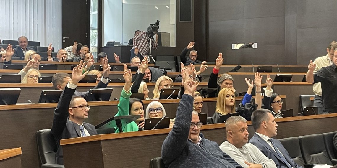 Sednicu kraljevačke Skupštine obeležili incidenti – do kraja usvojeno 60 tačaka dnevnog reda