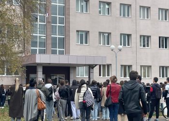 Blokada kraljevačke Gimnazije u znak podrške Dijani Hrka