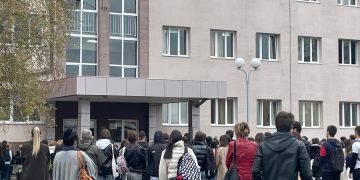 Blokada kraljevačke Gimnazije u znak podrške Dijani Hrka