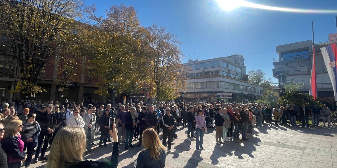 Tišina koja odjekuje – Na godišnjicu pada nadstrešnice u Novom Sadu Kraljevčani odali poštu nastradalima