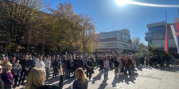 Tišina koja odjekuje – Na godišnjicu pada nadstrešnice u Novom Sadu Kraljevčani odali poštu nastradalima